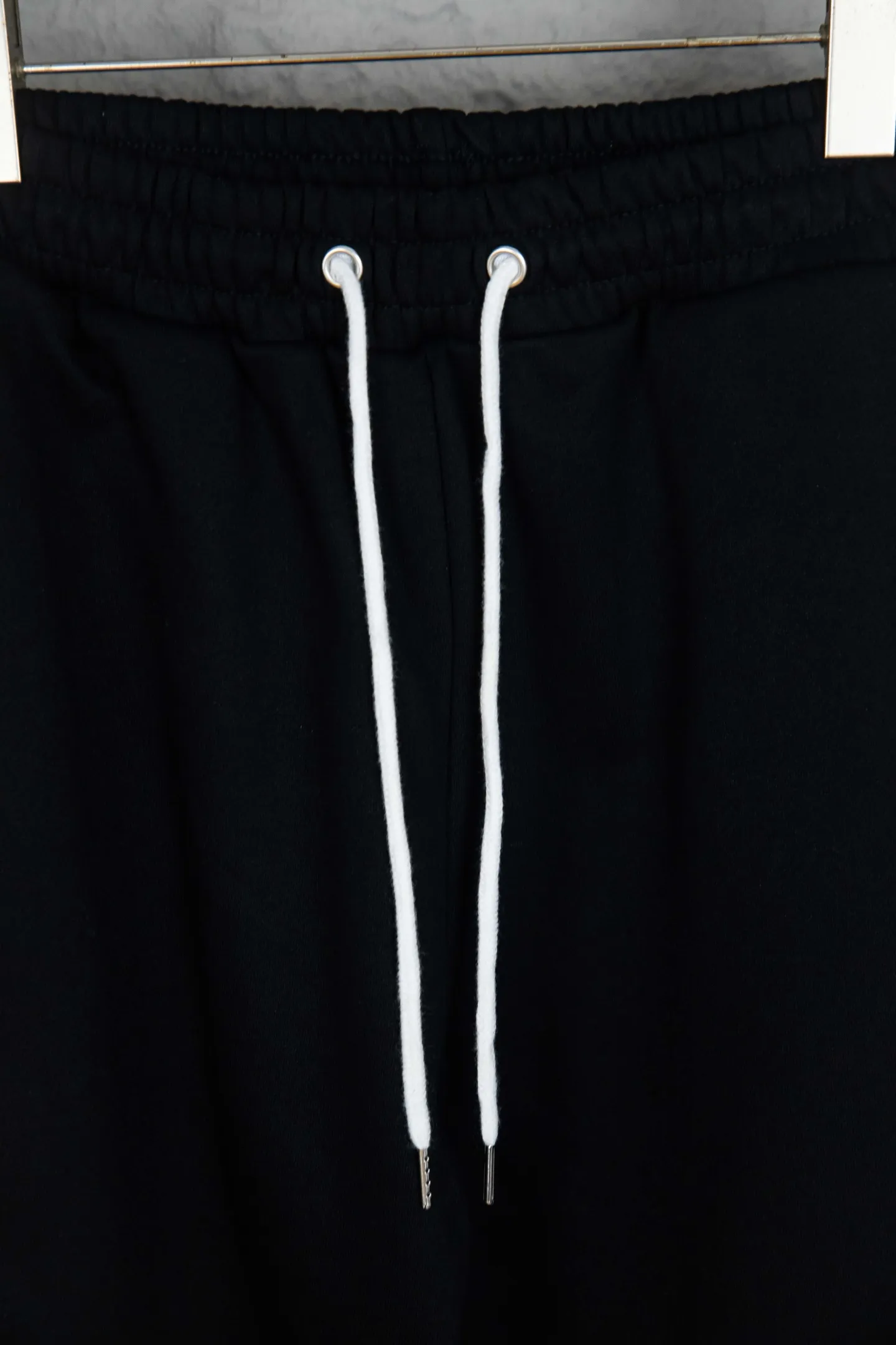 🅿️200 Style No.: M211 Ralph Lauren Ralph Lauren suit sweatpants. Pure cotton treated with anti-static technology. Does not stain dust and has no loose hair. The elastic waist is used with a drawstring. Very body-friendly. The cotton is comfortable and soft. The upper body is casual and free. Regular beveled double pockets on both sides. The white brand logo on the left trouser leg collides with the black of the trousers. Although it is small, it is quite recognizable. The brand adds a young and fashionable atmosphere to the original sense of luxury. It can be called a cold-proof weapon. A simple base layer is enough to resist the severe cold, making it more fluffy and warm. Color: Gray, Black, Navy SIZE: S-XL